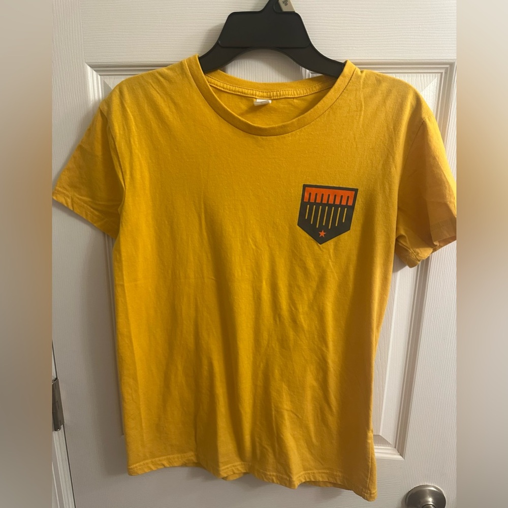 Plate Crate T-Shirt Mustard Yellow Baseball Design Mens S small short sleeve